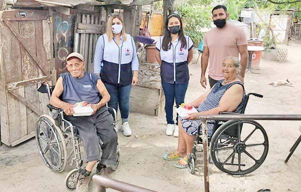 Llevan voluntarias desayuno a abuelos