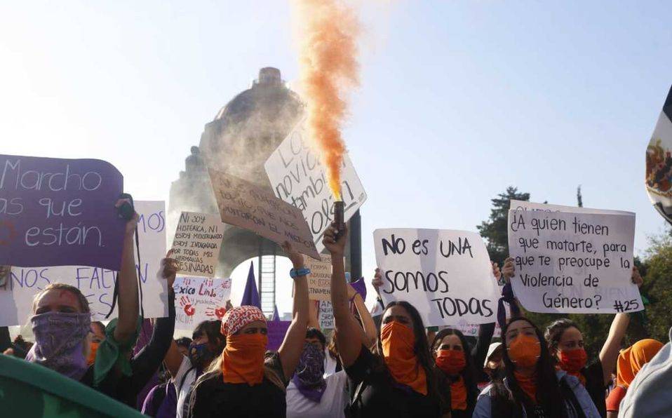 Colectivos de mujeres y policías se enfrentan en Ángel de la Independencia tras marcha