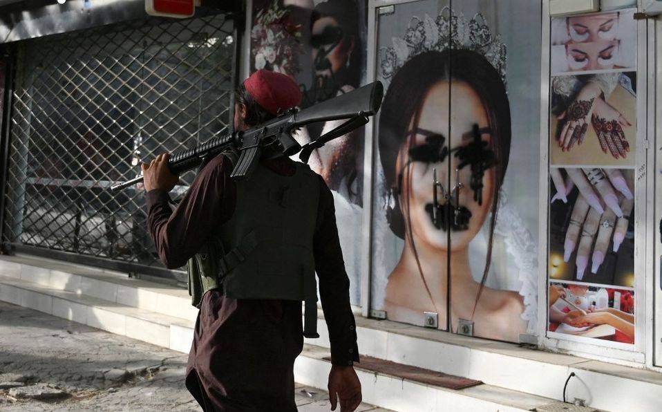 Impiden trabajar a periodista afgana mientras mujeres ‘desaparecen’ de las calles de Kabul