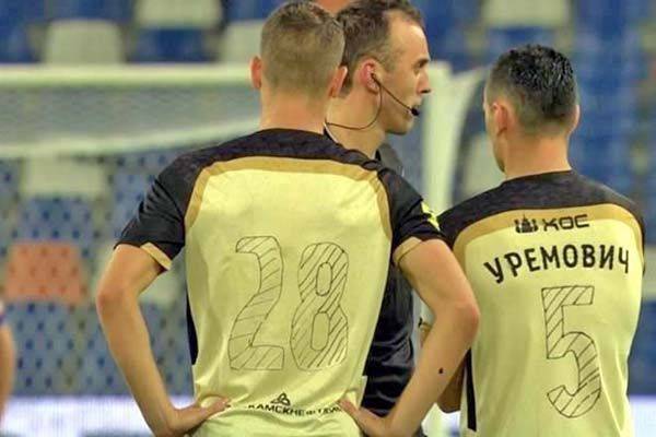 Marcan números con plumón en pleno juego