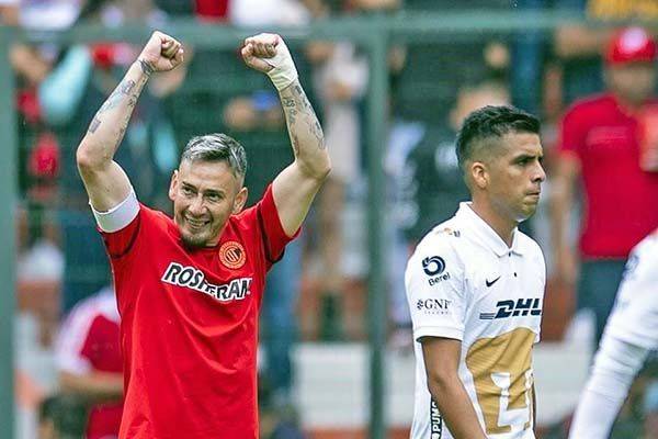 Pierde Pumas la cabeza y cae ante el Toluca