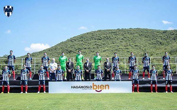Con cubrebocas y sana distancia, así se tomó Rayados la foto oficial del Apertura 2021