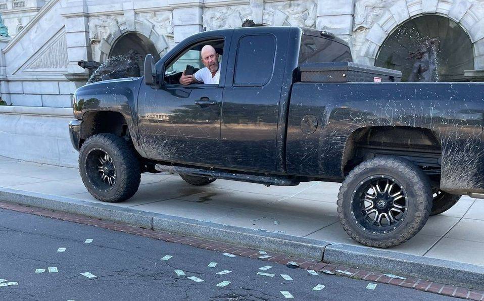 Rodean a hombre en camioneta por amenaza de bomba en Biblioteca del Capitolio de EU