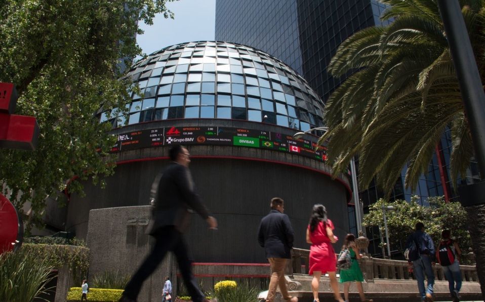 Bolsa mexicana pierde mientras mercados esperan minuta de Fed