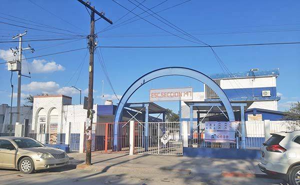 Contagia Covid a dos profesoras