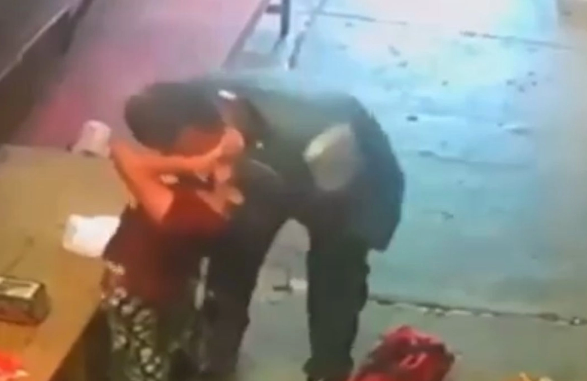 Graban en video a sujeto que besó a la fuerza a niña de 6 años en Chiapas (VIDEO)