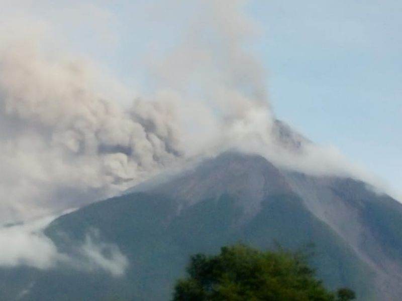 Volcán de Fuego entra en erupción en Guatemala