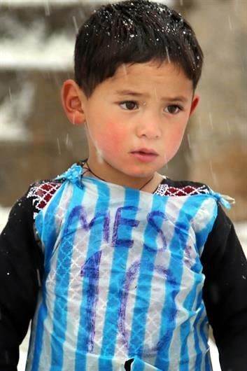 Pide ayuda niño afgano que hizo playera de Messi con bolsa