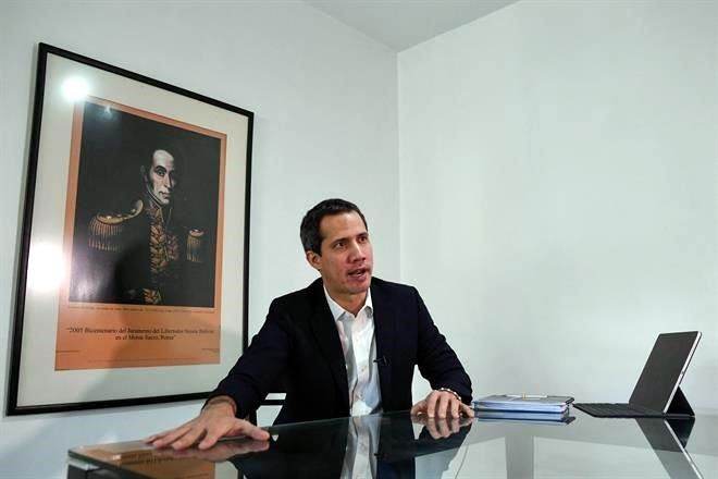 Busca Guaidó pactar elección en diálogo en México