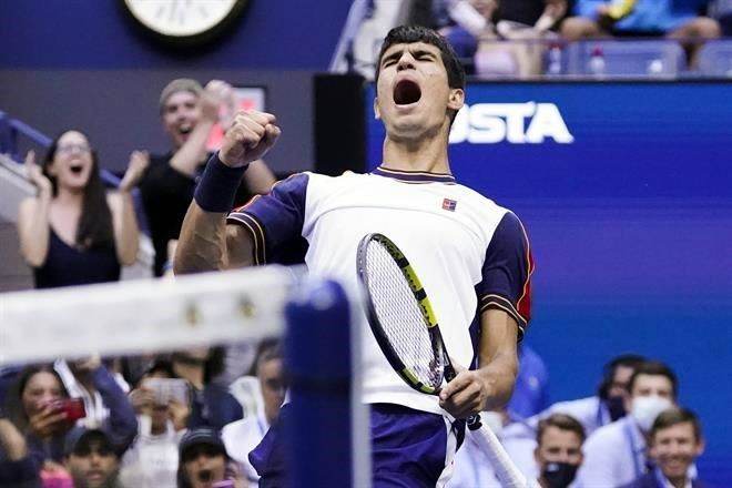 Sorprende Alcaraz, de 18 años, a Tsitsipas