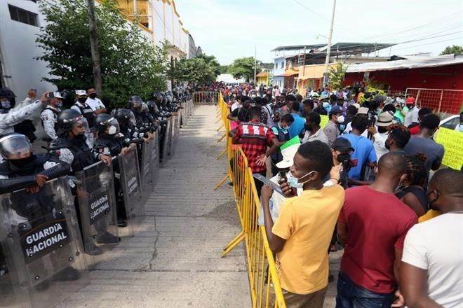 Protestan migrantes haitianos varados en Tapachula