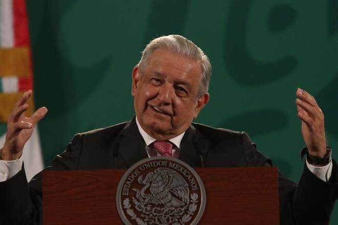 Celebra AMLO que indígena sustituya a Colón en Reforma