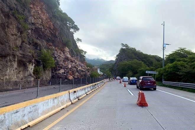 Cierran vías y aeropuerto de Acapulco tras sismo