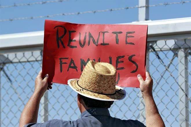 Ofrece EU residencia a migrantes separados por Trump