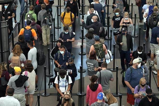 Estudia EU exigir vacuna a viajeros extranjeros