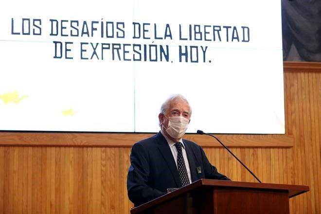 Insta Vargas Llosa a defender la democracia