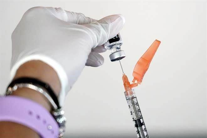 Aprueban tercera dosis de vacuna Pfizer contra Covid en EU