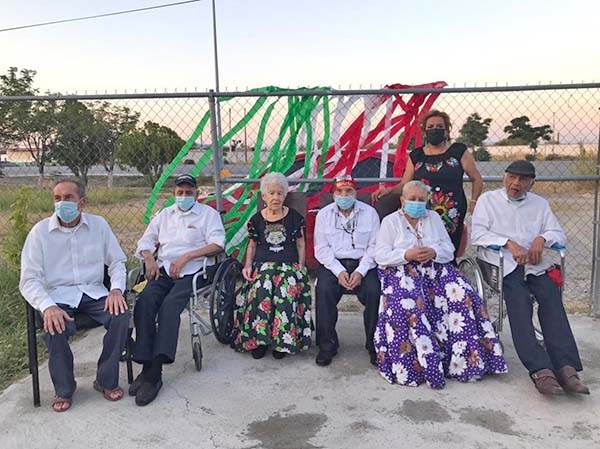 Festejan tardeada mexicana en asilo