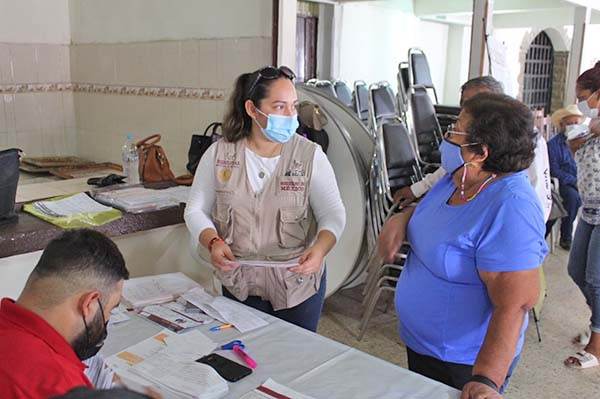Reciben becas de 68 y Más en San Buena