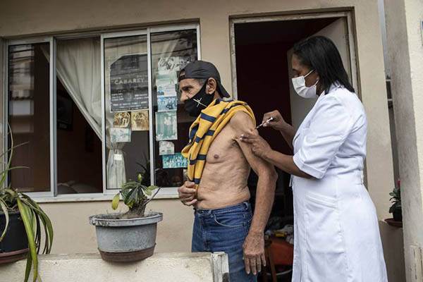 Brasil comienza a poner tercera dosis de vacunas COVID