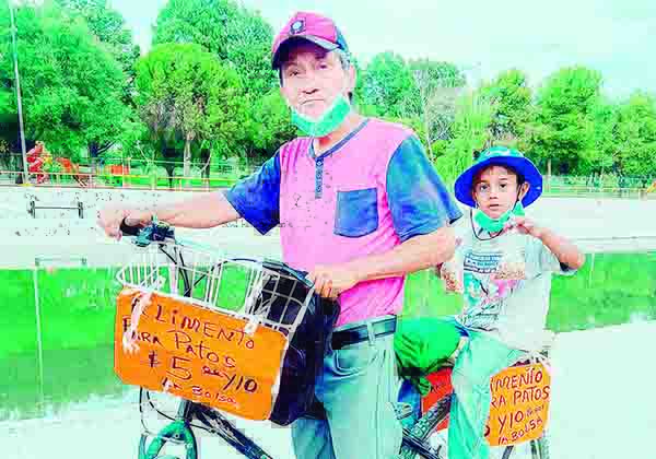 Ayuda niño a su familia; vende alimento de pato