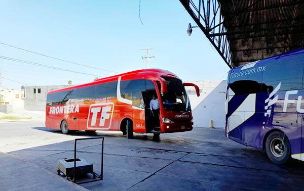 Cruzan 17 autobuses con migrantes a bordo