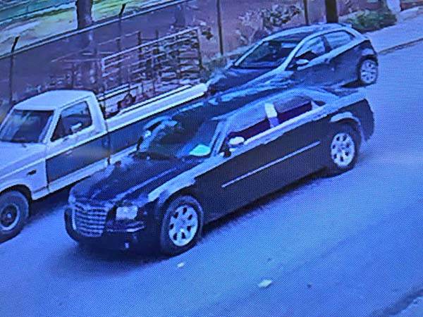 Alertan por auto que merodea por escuela