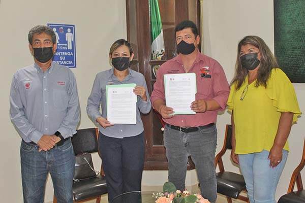 Renuevan convenio Castaños y CECATI