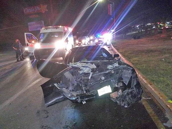 Ebrio destroza auto deportivo