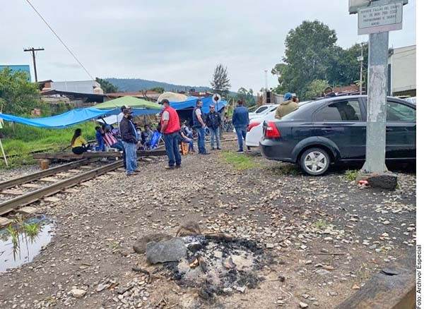 Suma CNTE un mes de bloqueo a trenes