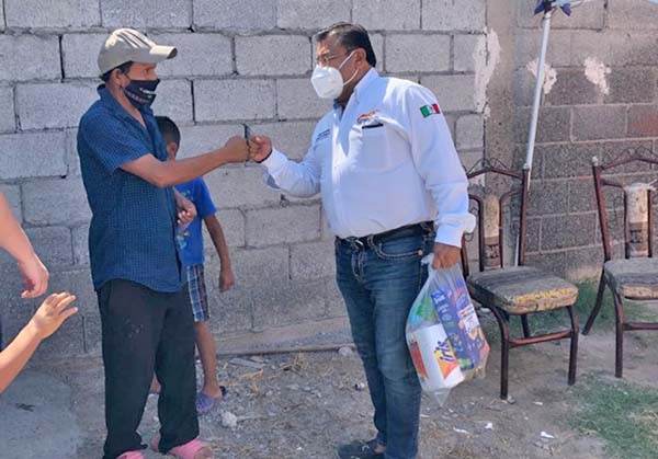 Entrega Oyervides despensa a familia