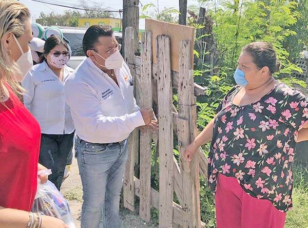 Entrega Oyervides apoyos alimentarios