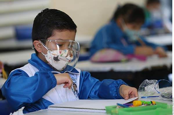 Detectan contagios de Covid-19 en escuelas de 4 estados