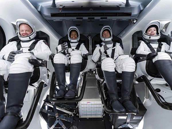 Lanzan misión Inspiration4 al espacio