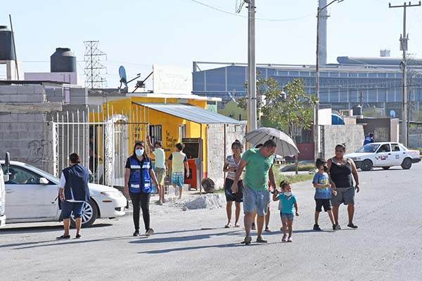 Evacúan a vecinos durante simulacro