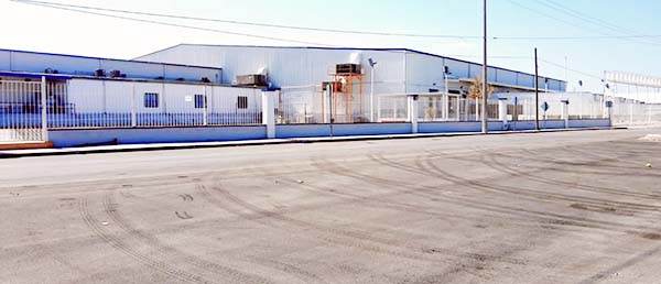 Pavimentan calles de zona industrial