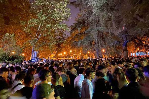 Fiesta con 25 mil personas en universidad de Madrid sin medidas sanitarias