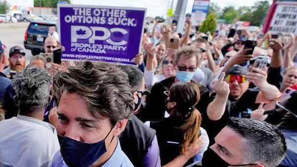 Lanzan piedras a Justin Trudeau durante acto de campaña