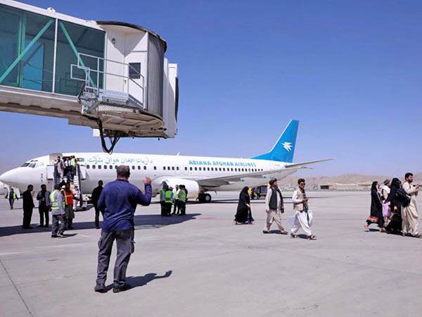 Se reanudan algunos vuelos en aeropuerto de Kabul