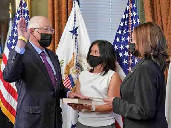 Embajador de EU en México jura el cargo ante Kamala Harris