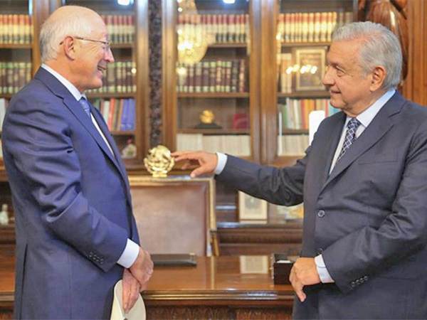 Ken Salazar presenta cartas credenciales a López Obrador como embajador de EU