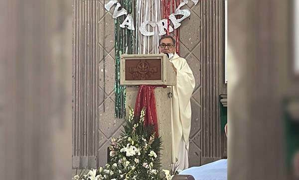 “Crucifican” al Padre Lázaro por misógino