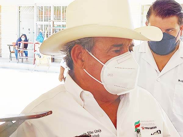 Colabora Lencho con limpieza de primaria
