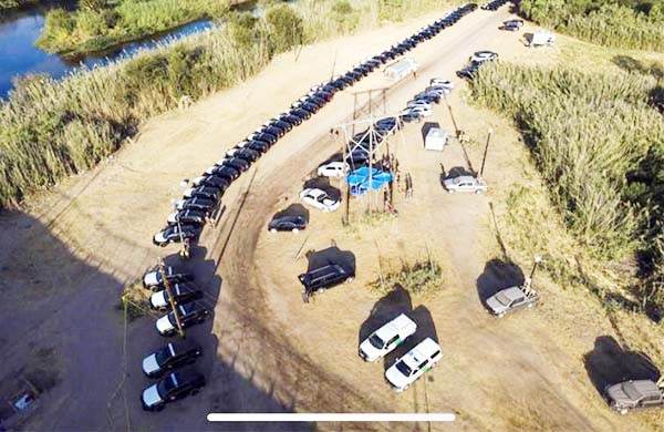 Blindan a Texas “muro” de autos