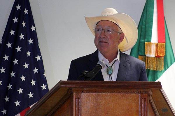 Con México, trato de iguales: Ken Salazar