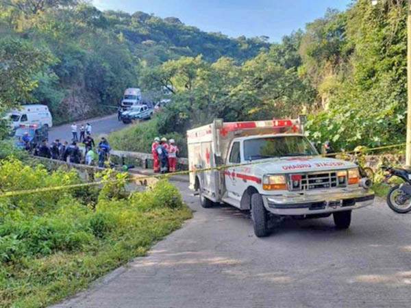 Muere paramédico al tratar de auxiliar a motociclista