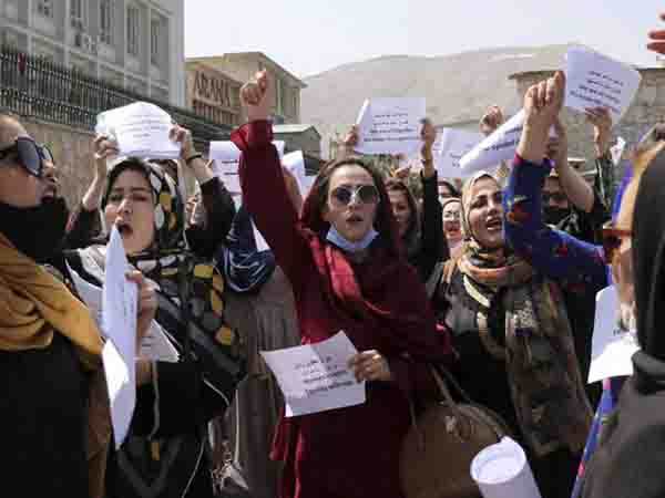 Exigen mujeres a talibanes que respeten sus derechos