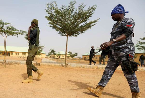 Comando libera a 240 presos en cárcel de Nigeria