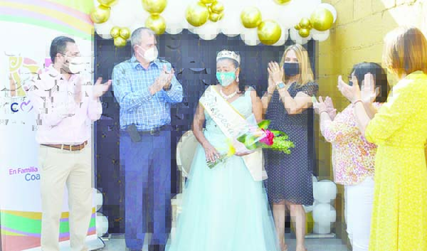 Coronan a princesa de adultos mayores