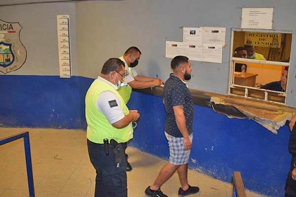 Entra ladrón a casa de policía
